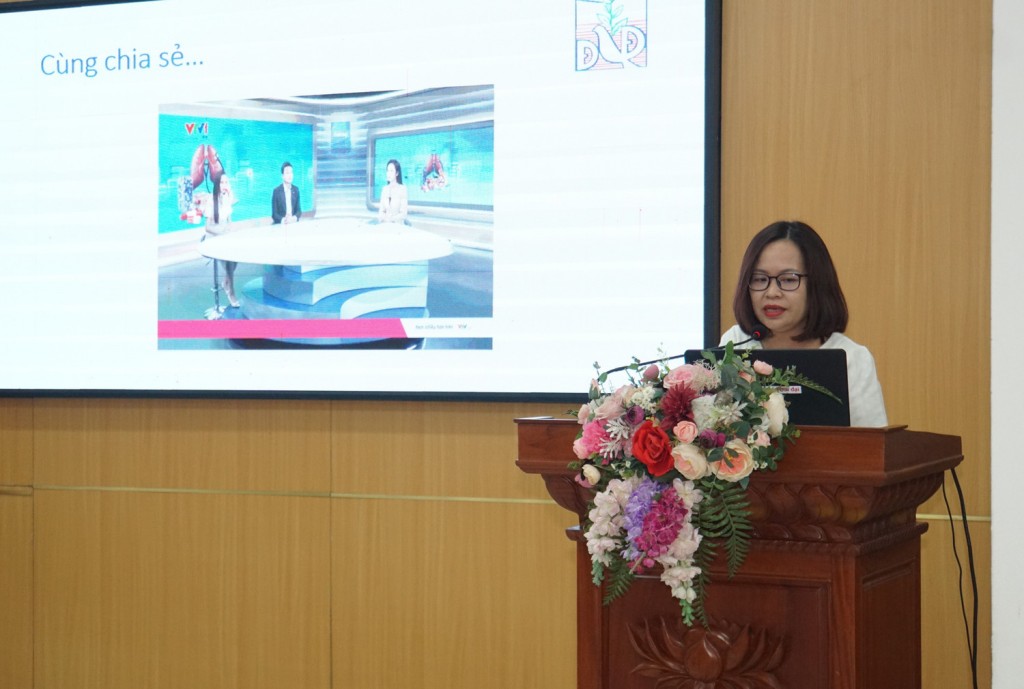 Cô Đào Thị Cúc - Phó Hiệu trưởng Trường THCS Đống Đa tham luận tại Hội thảo.