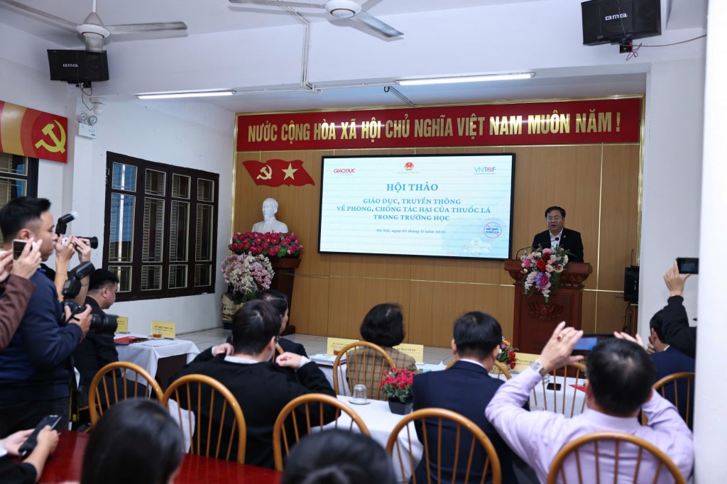 Ông Nguyễn Quang Minh - Phó Giám đốc Sở GD&ĐT Phú Thọ tham luận tại hội thảo