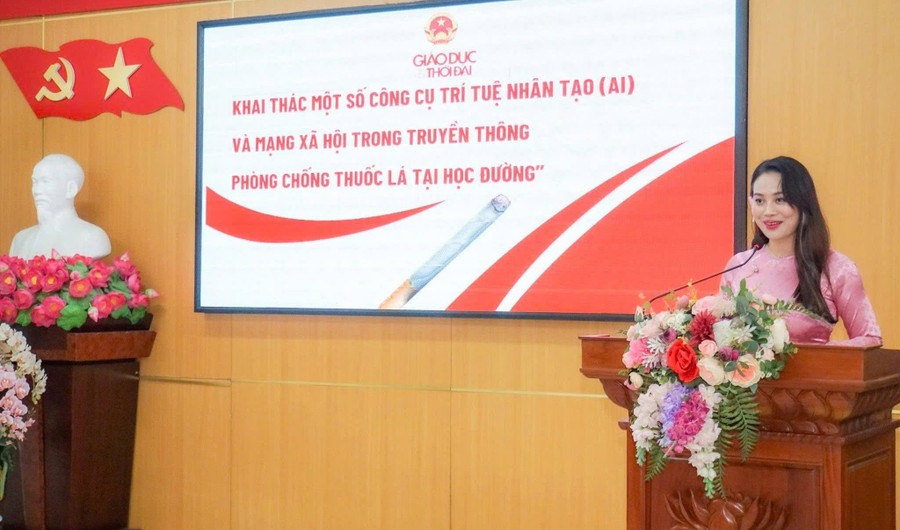 Cô Phùng Thị Thu Trang – Phó Hiệu trưởng Trường THCS Nguyễn Du tham luận tại Hội thảo.