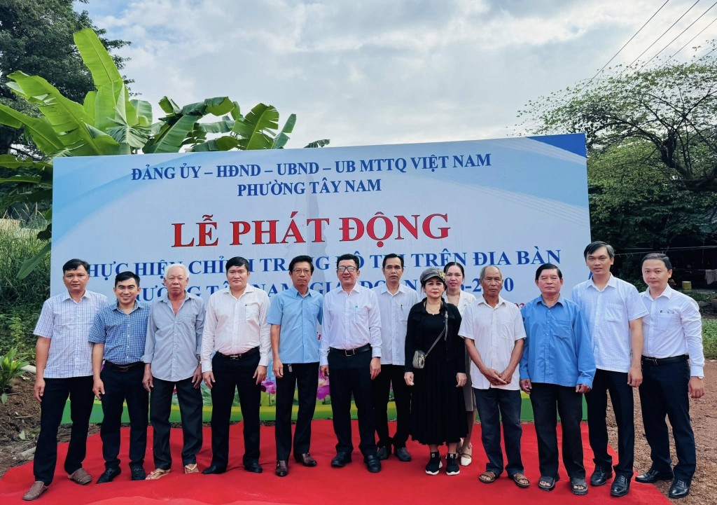 Đại biểu chụp hình lưu niệm