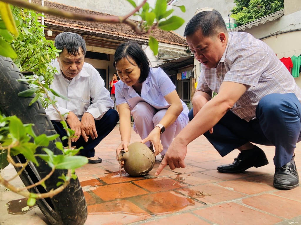 Lãnh đạo CDC Hà Nội kiểm tra giám sát phát hiện ổ bọ gậy trên địa bàn xã Tiến Thắng (Hà Nội) Hà Nội ghi nhận 486 ca sốt xuất huyết trong tuần qua