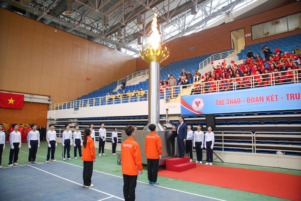 Đồng chí Đỗ Khắc Đạo - Phó Bí thư Thường trực Đảng ủy phường đã thắp sáng ngọn đuốc truyền thống - khai mạc Đại hội Thể dục Thể thao phường Từ Liêm