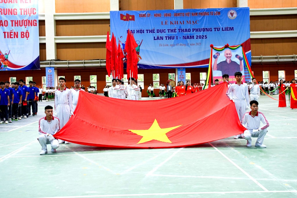 Các vận động viên rước cờ tổ quốc, chân dung Chủ tịch Hồ Chí Minh tại lễ khai mạc Đại hội Thể dục Thể thao phường Từ Liêm lần thứ nhất