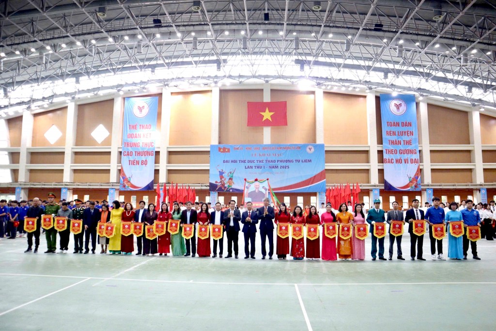 Các đồng chí lãnh đạo trao cờ lưu niệm cho các đơn vị tham dự Đại hội