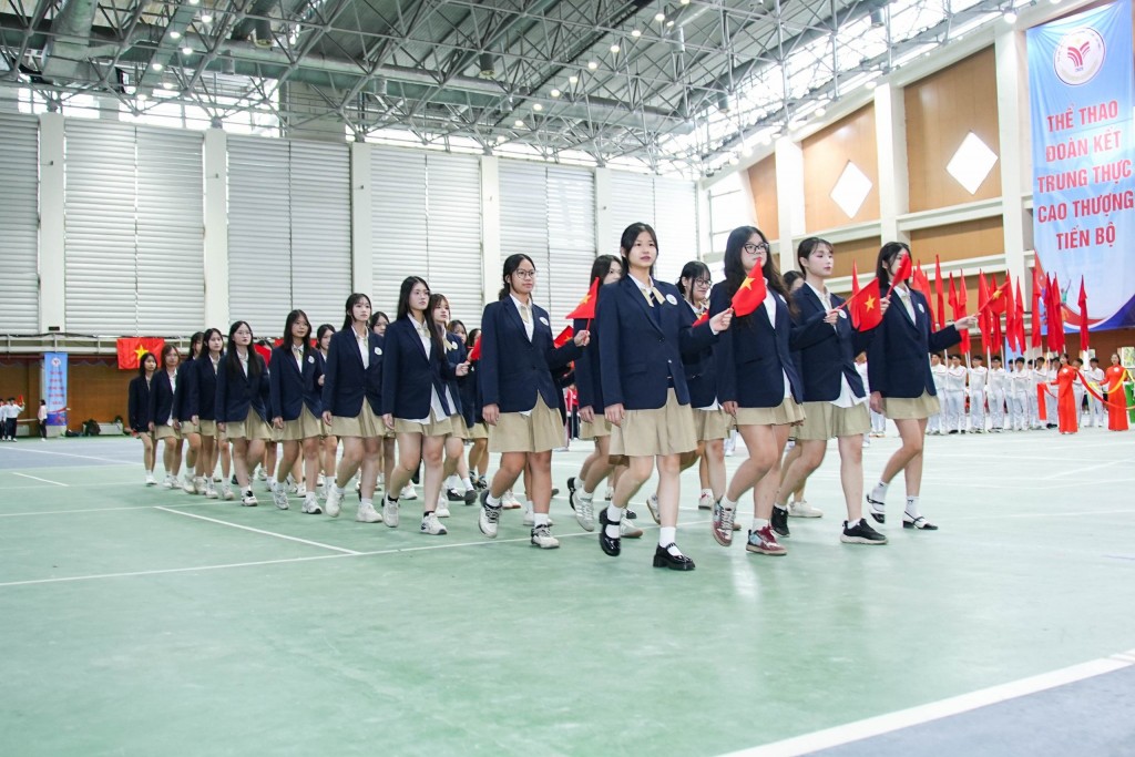 Các tổ chức chính trị, xã hội, các em học sinh tham dự Đại hội Thể dục Thể thao diễu hành qua lễ đài