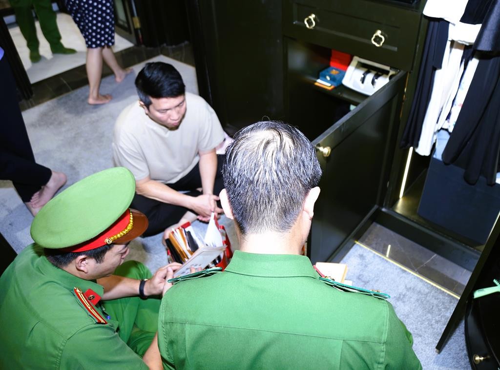 Khám xét nhà bị can Nguyễn Quốc Vũ