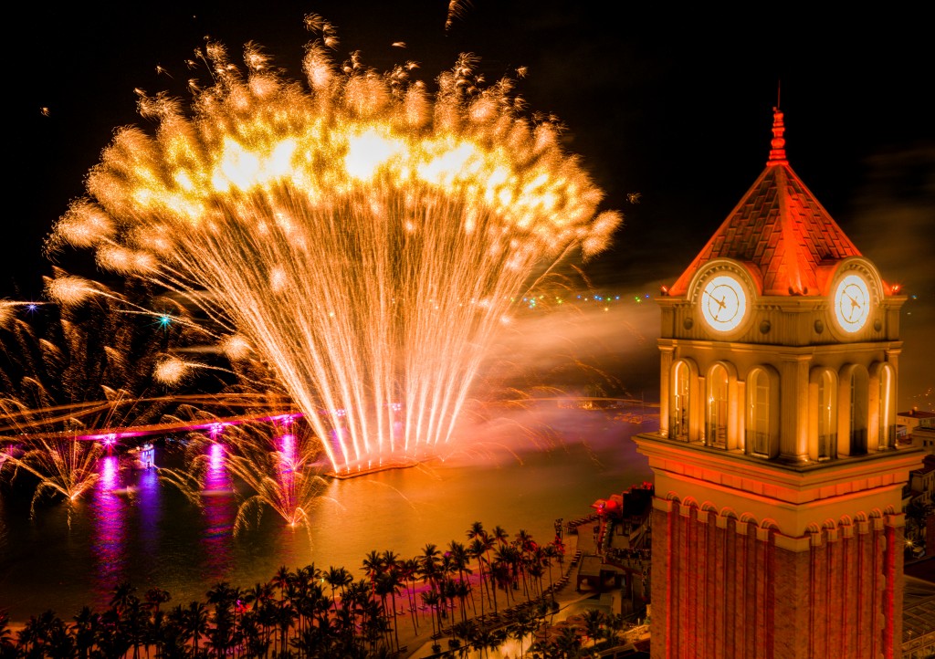 Du khách ngỡ ngàng: Phú Quốc là hòn đảo duy nhất thế giới có hai màn pháo hoa mỗi tối