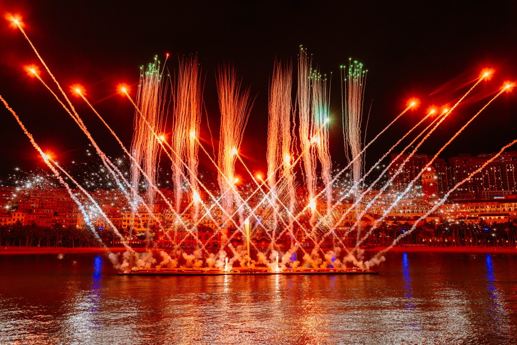 Du khách ngỡ ngàng: Phú Quốc là hòn đảo duy nhất thế giới có hai màn pháo hoa mỗi tối