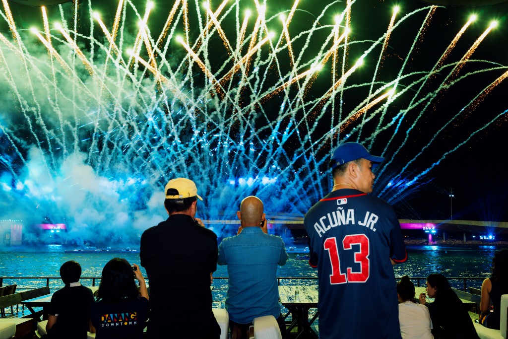 Du khách ngỡ ngàng: Phú Quốc là hòn đảo duy nhất thế giới có hai màn pháo hoa mỗi tối