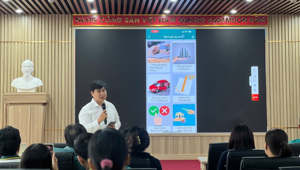 Tác giả Phạm Gia Bảo tại một buổi training định giá tài sản