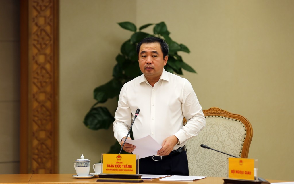 Bộ trưởng Bộ Nông nghiệp và Môi trường Trần Đức Thắng báo cáo về diễn biến bão số 13 - Ảnh: VGP/Minh Khôi