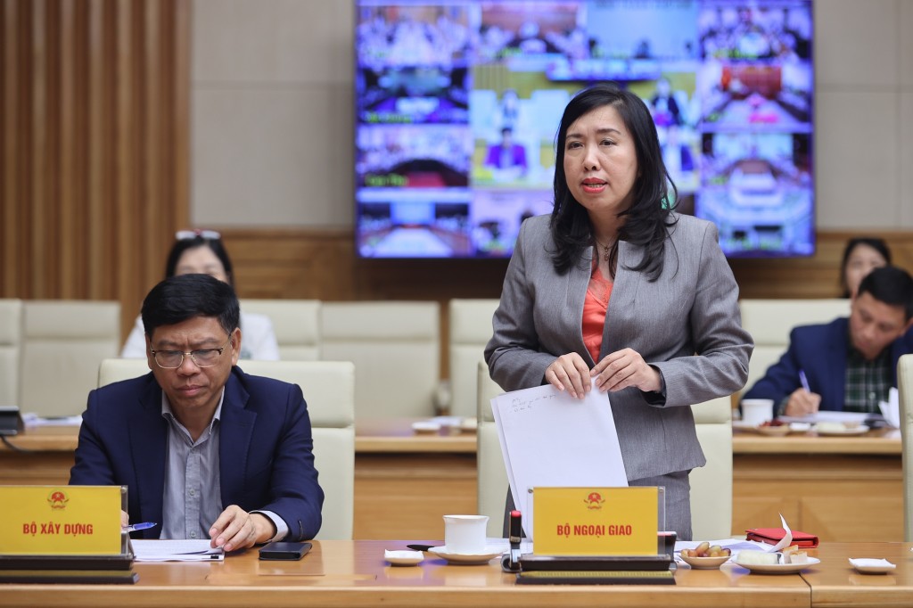 Thứ trưởng Bộ Ngoại giao Lê Thị Thu Hằng báo cáo tại phiên họp - Ảnh: VGP/Nhật Bắc Thứ trưởng Bộ Ngoại giao Lê Thị Thu Hằng báo cáo tại phiên họp - Ảnh: VGP/Nhật Bắc