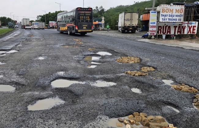 Cần sớm khắc phục hư hỏng mặt đường trên tuyến Quốc lộ 1A