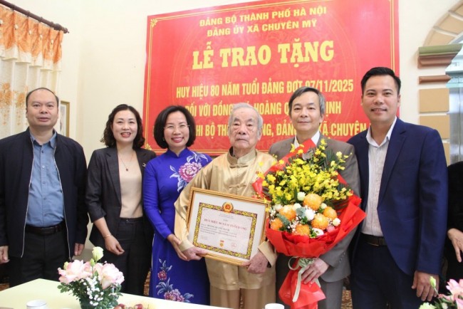 Trao Huy hiệu 80 năm tuổi Đảng tặng cụ Hoàng Quang Trịnh