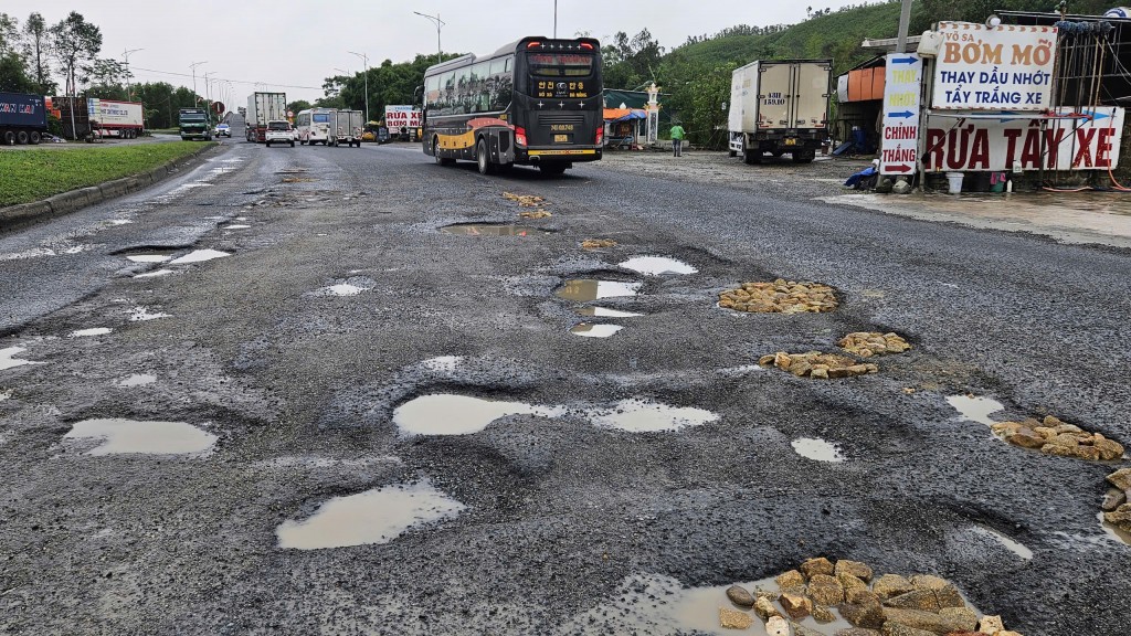Chi chít ổ gà tại Km 867+850 Quốc lộ 1A đoạn qua TP Huế khiến các phương tiện qua lại khó khăn (Ảnh: Hồng Quảng)