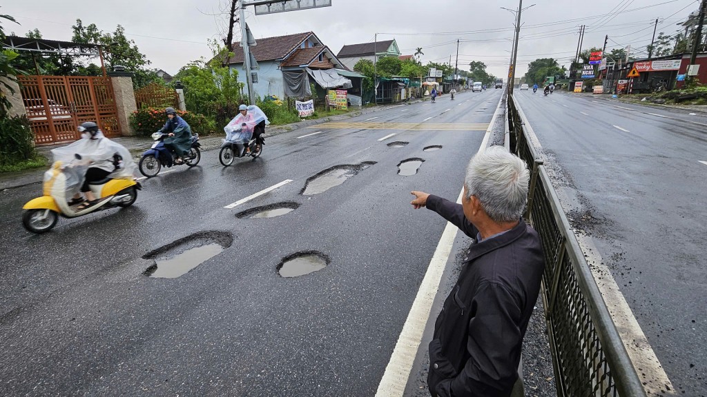 Người dân xã Lộc An, TP Huế bức xức phản ánh và bày tỏ lo lắng khi hàng chục km qua địa phận xã này xuất hiện nhiều ổ gà, ổ voi, rộng hơn 1m, sâu khoảng trên 10 cm, dưới 20cm (Ảnh: Hồng Quảng)