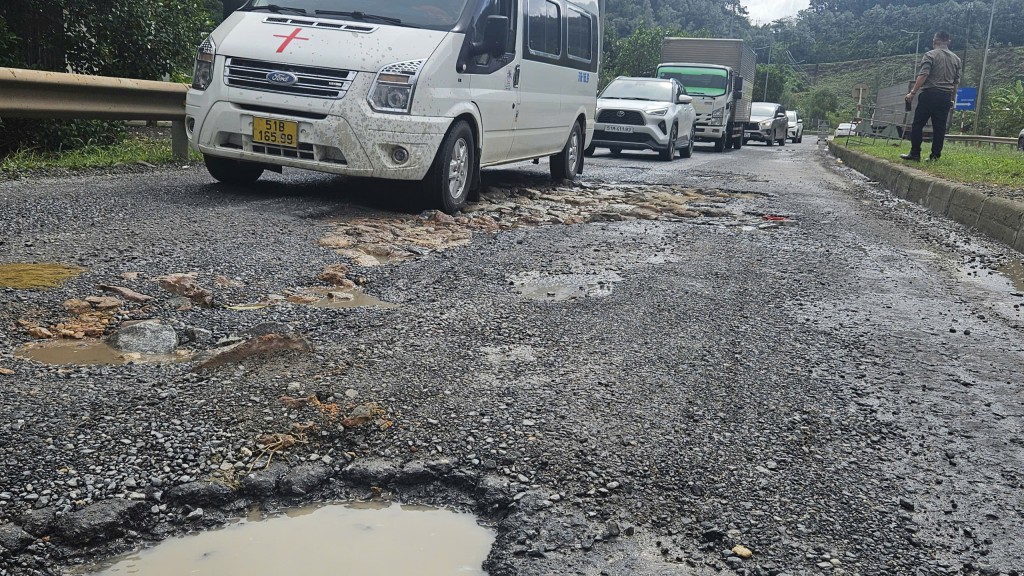 Km 851+300 nhiều ổ voi lớn (gần trường THPT An Lương Đông) các em học sinh qua lại nhiều, tiềm ẩn nguy cơ tai nạn giao thông (Ảnh: Hồng Quảng)