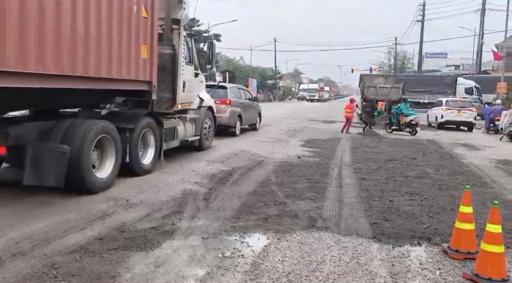 Công ty TNHH Trùng Phương (Nhà đầu tư BOT) thông tin đến phóng viên, đơn vị đang triển khai xử lý những điểm ổ gà, mặt đường bong tróc trên tuyến đơn vị phụ trách
