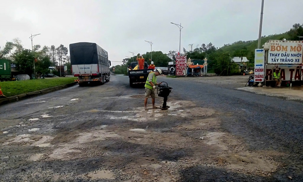 Công ty CP Phước Tượng, Phú Gia BOT cung cấp hình ảnh đơn vị đang xử lý những điểm ổ gà, mặt đường xấu để đảm bảo an toàn giao thông