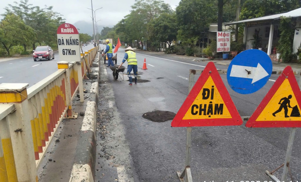 Hình ảnh  Công ty cổ phần Quản lý sửa chữa Đường bộ Thừa Thiên Huế, đanh xử lý tình trạng mặt đường do đơn vị phụ trách