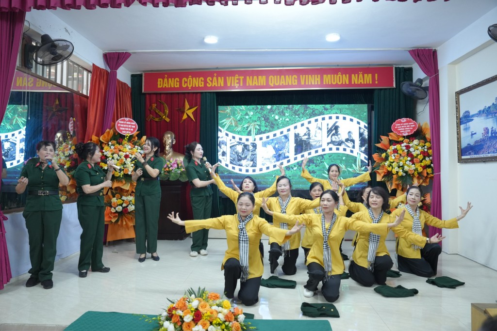 Tiết mục văn nghệ đặc sắc do các hội viên phụ nữ, cựu chiến binh và đoàn viên thanh niên biểu diễn, tạo không khí vui tươi, ấm áp tại Ngày hội. Tiết mục văn nghệ đặc sắc do các hội viên phụ nữ, cựu chiến binh và đoàn viên thanh niên biểu diễn, tạo không khí vui tươi, ấm áp tại Ngày hội.