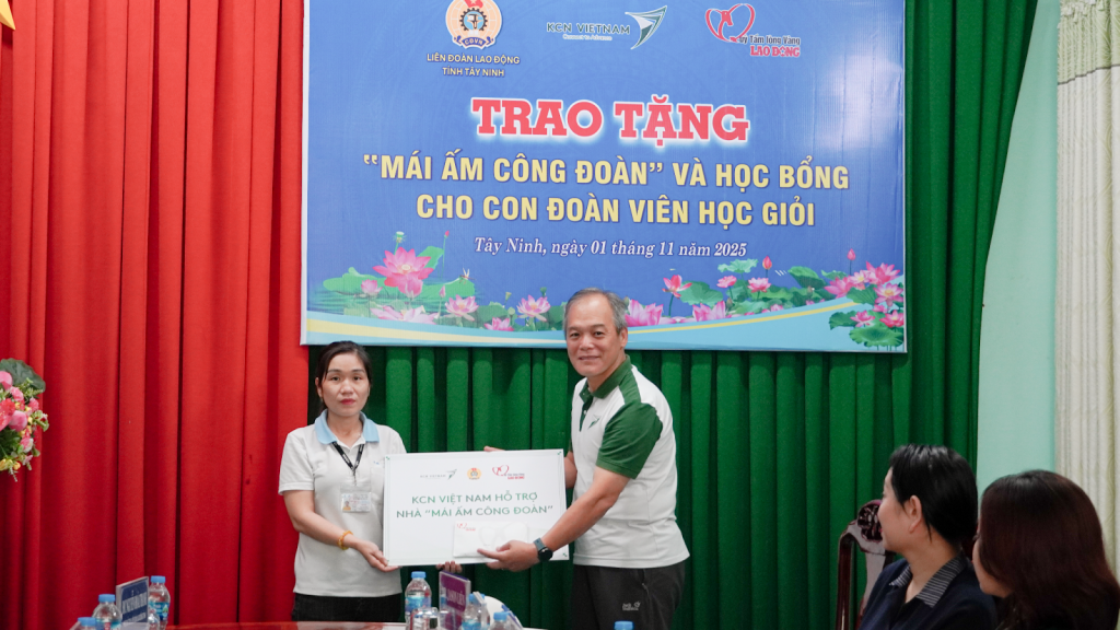 Đại diện KCN Việt Nam trao kinh phí hỗ trợ xây sửa nhà “Mái ấm Công đoàn” cho chị Nguyễn Thị Kim Chi – đoàn viên công đoàn tại tỉnh Tây Ninh