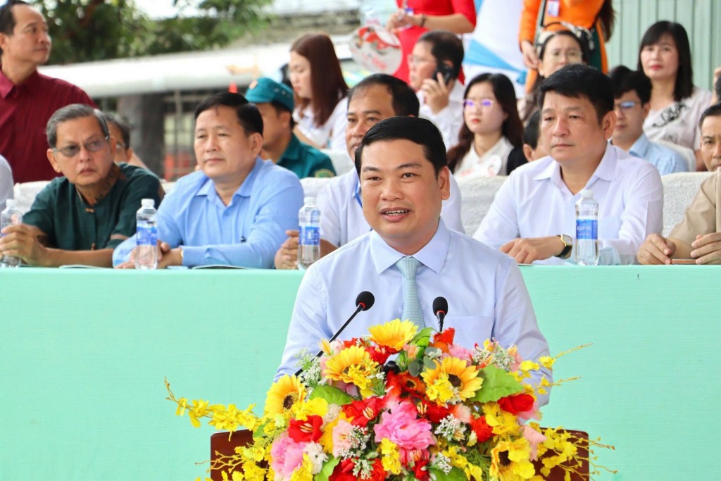 Phó Chủ tịch UBND tỉnh An Giang Lê Trung Hồ phát biểu khai mạc ngày hội(ảnh: Như Ngọc)