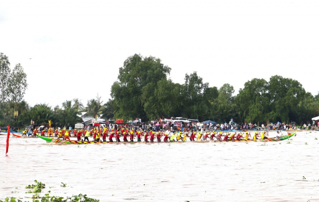 Các đội đua ghe ngo tranh tài cự ly nam 800m (ảnh: Như Ngọc)