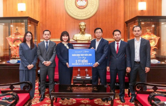 KienlongBank trao tặng 3 tỷ đồng ủng hộ đồng bào miền Trung bị ảnh hưởng bởi mưa, bão