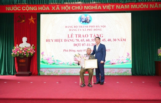 Trao Huy hiệu Đảng tặng 54 đảng viên xã Phù Đổng