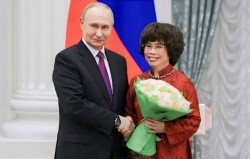 Tổng thống Vladimir Putin trao tặng Anh hùng Lao động Thái Hương Huân chương Hữu nghị của Nhà nước Nga