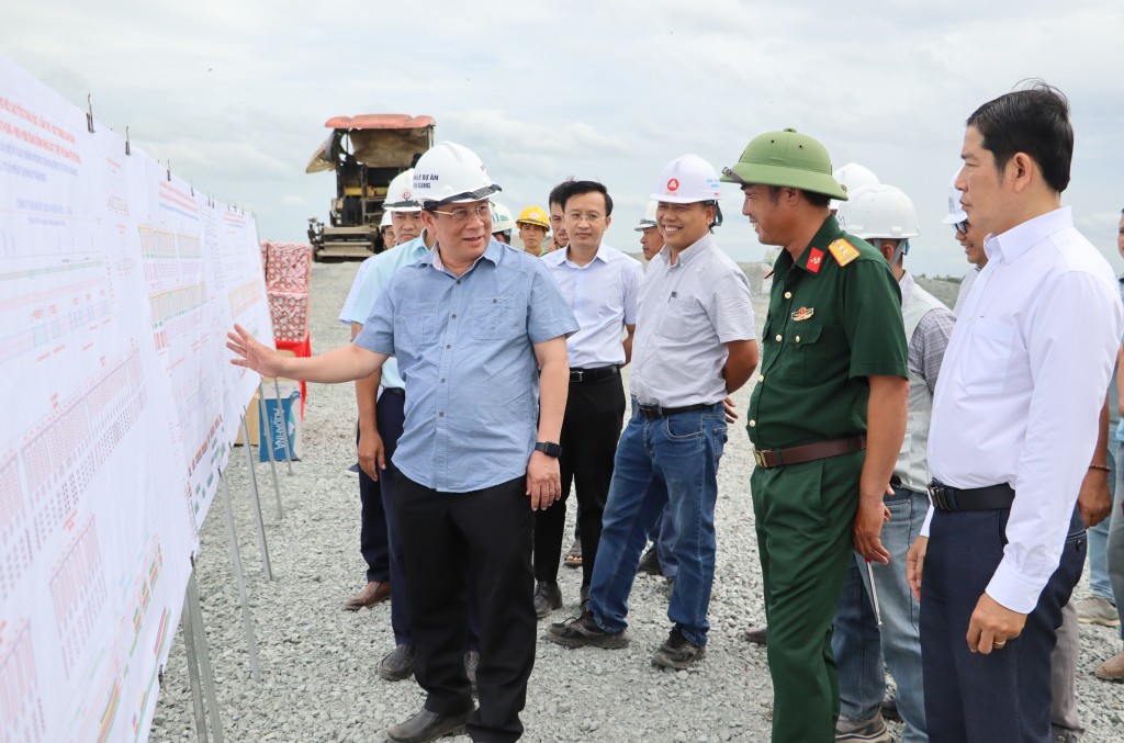 Chủ tịch UBND tỉnh Hồ Văn Mừng chỉ đạo tăng cường kiểm tra đột xuất có công trình, dự án (ảnh: Như Ngọc)