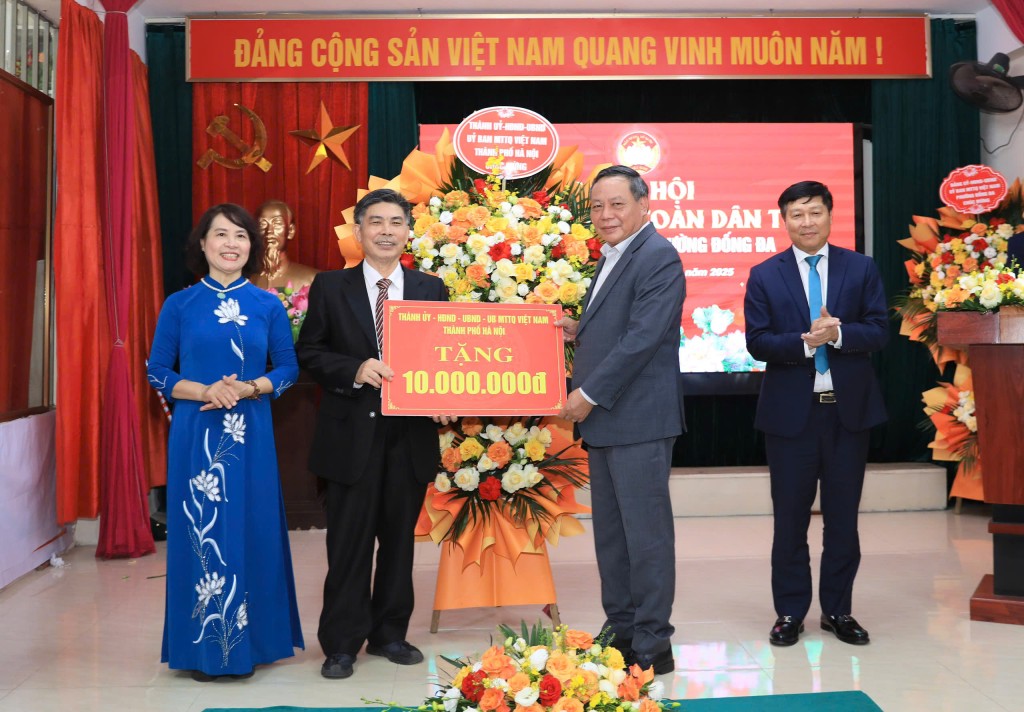 Đại diện lãnh đạo phường Đống Đa trao kinh phí 10 triệu đồng hỗ trợ tổ chức Ngày hội Đại đoàn kết khu dân cư số 30. Đại diện lãnh đạo phường Đống Đa trao kinh phí 10 triệu đồng hỗ trợ tổ chức Ngày hội Đại đoàn kết khu dân cư số 30.