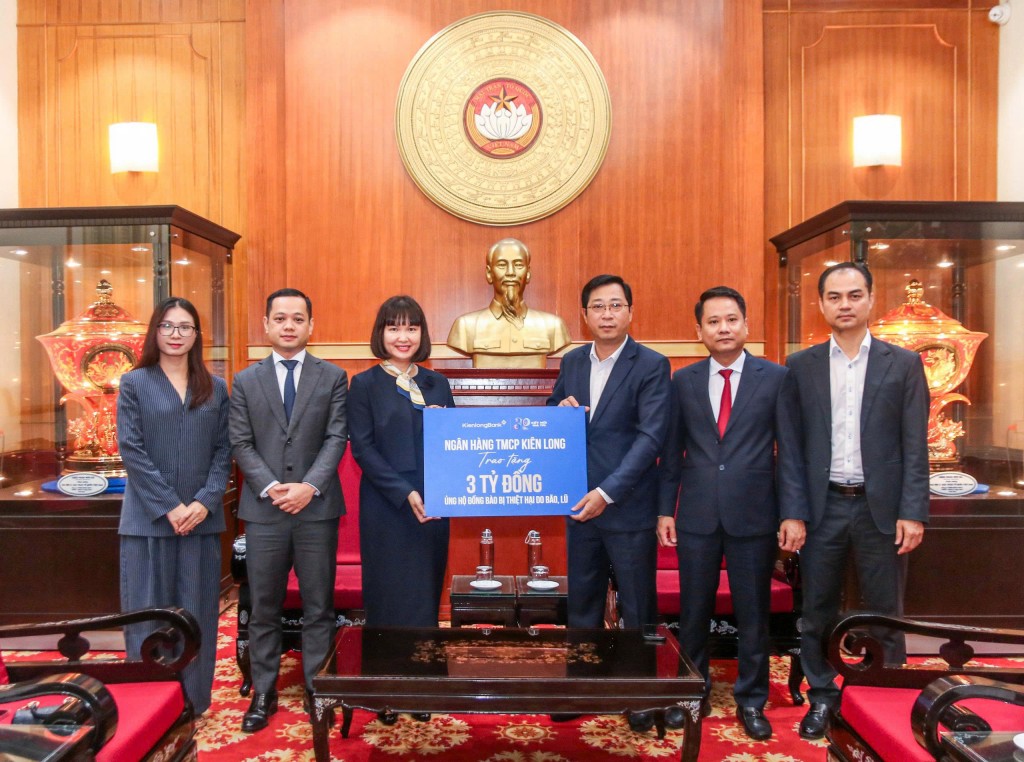 KienlongBank trao tặng 3 tỷ đồng ủng hộ đồng bào miền Trung bị ảnh hưởng bởi mưa, bão