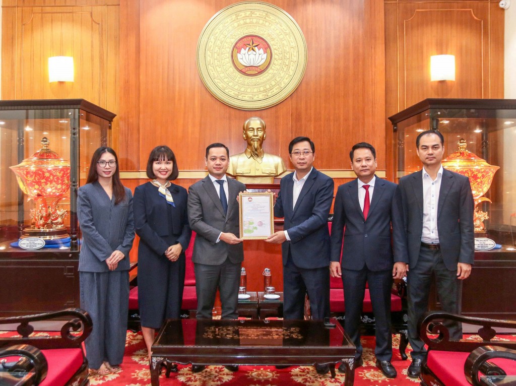 KienlongBank trao tặng 3 tỷ đồng ủng hộ đồng bào miền Trung bị ảnh hưởng bởi mưa, bão