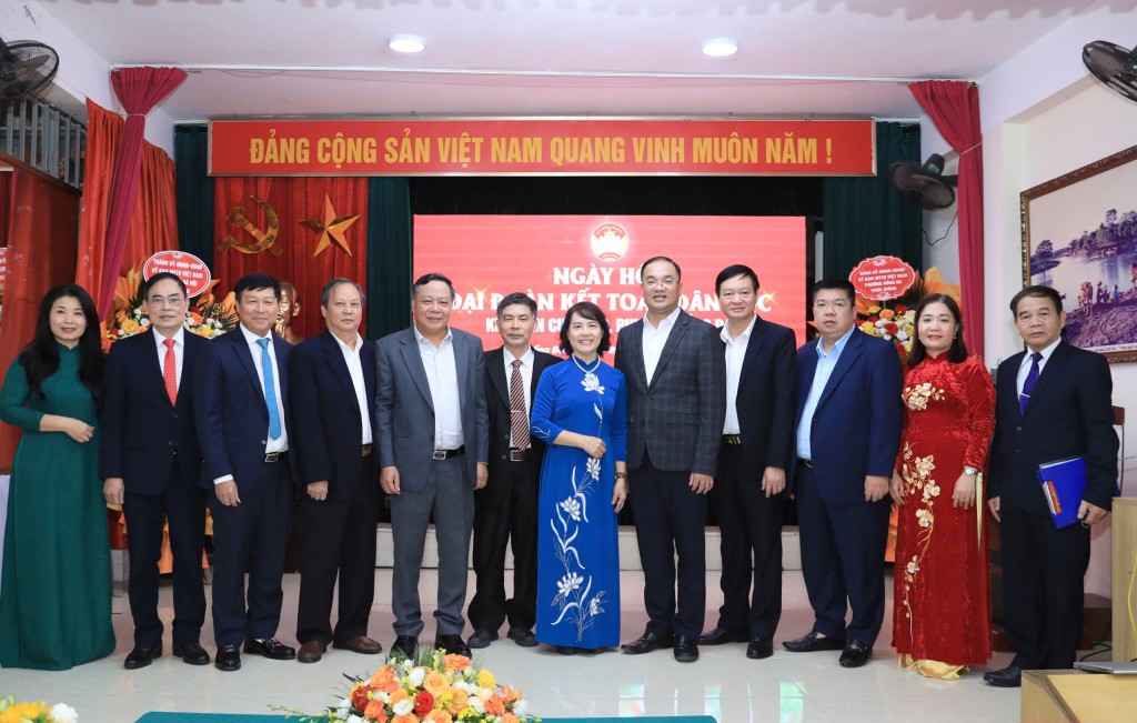 Lãnh đạo Thành phố Hà Nội và phường Đống Đa chụp ảnh lưu niệm cùng các đại biểu và cán bộ khu dân cư số 30 trong không khí vui tươi, đoàn kết. Lãnh đạo Thành phố Hà Nội và phường Đống Đa chụp ảnh lưu niệm cùng các đại biểu và cán bộ khu dân cư số 30 trong không khí vui tươi, đoàn kết.