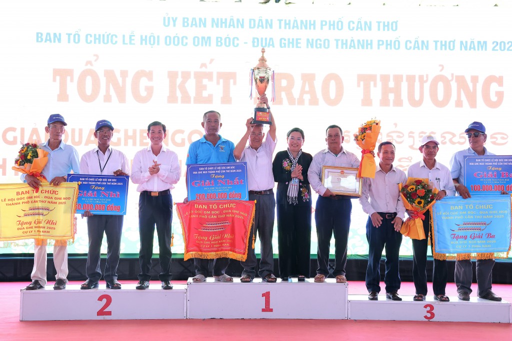 Trao giải cho nội dung thi đấu cự ly 1.200m ghe Ngo Nam