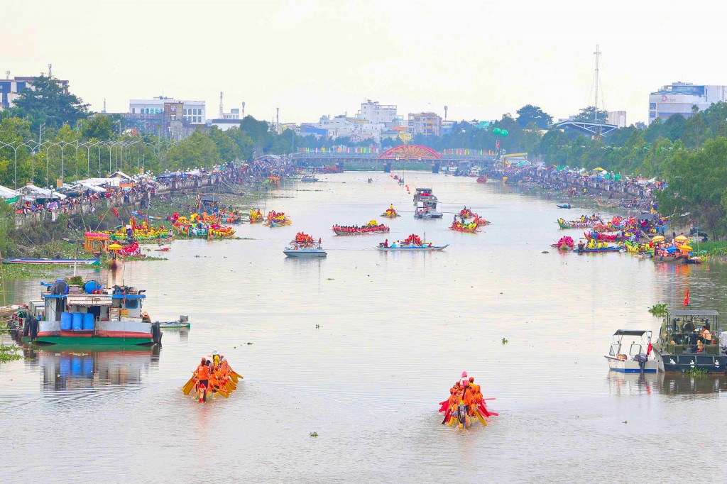 Dòng Maspéro rộn ràng mùa hội ghe Ngo