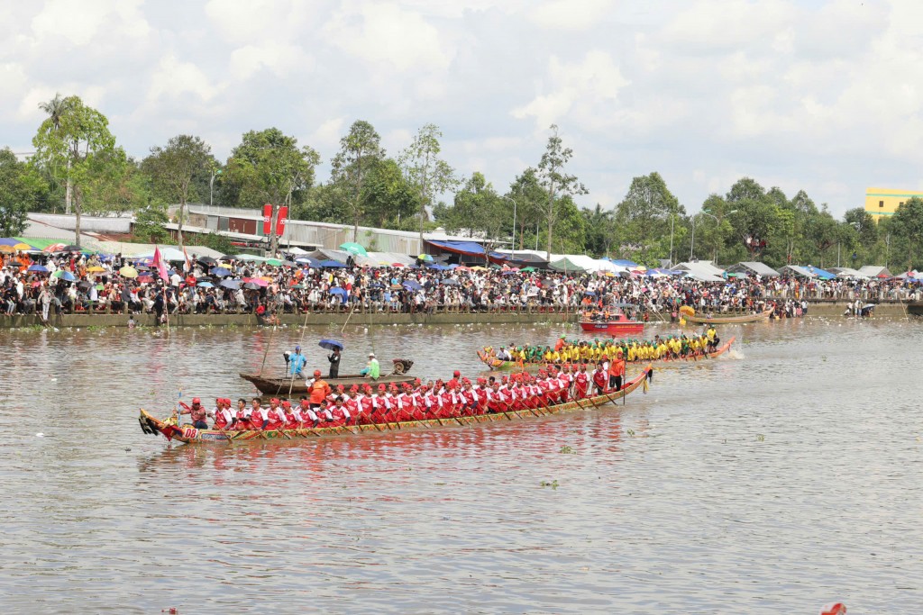 Đông đảo người dân, du khách xem giải Đua ghe Ngo TP Cần Thơ năm 2025