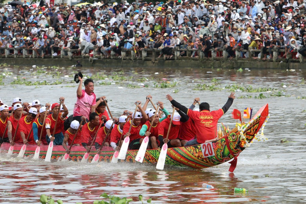 Dòng Maspéro rộn ràng mùa hội ghe Ngo