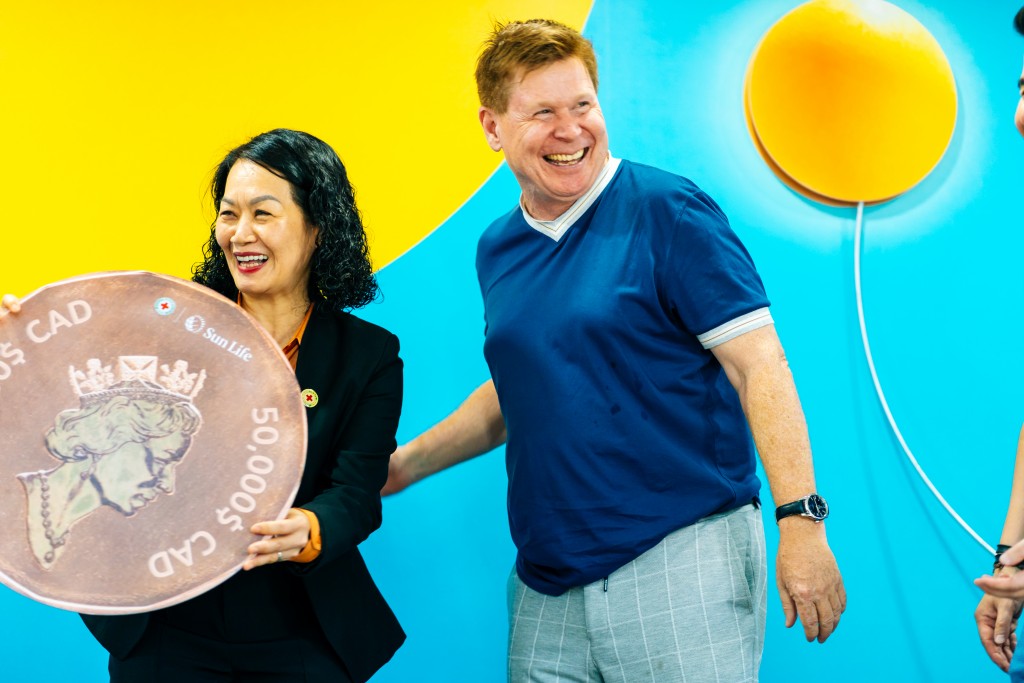 CEO của tập đoàn Sun Life Kevin Strain về VN trao tặng hỗ trợ cho đồng bào bị ảnh hưởng bởi bão lũ miền Trung năm 2022 qua Hội chữ thập đỏ