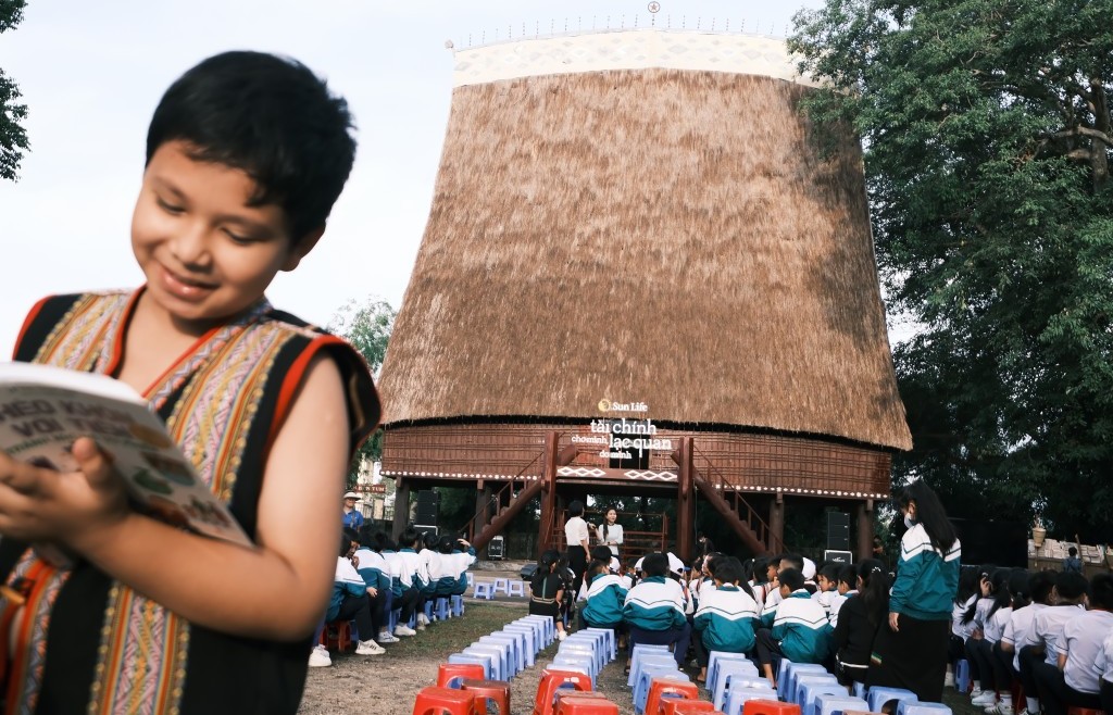 Sun Life đóng góp hơn 2,2 tỷ đồng cùng Hội chữ thập đỏ Việt Nam cứu trợ sau bão