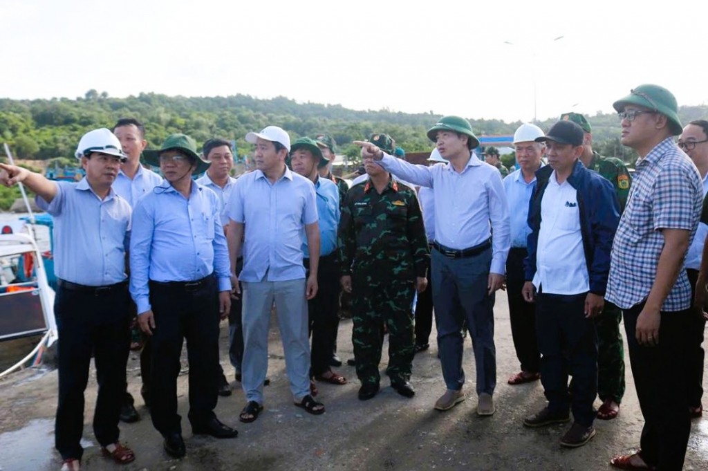 ạ Anh Tuấn, Phó Bí thư Tỉnh ủy, Chủ tịch UBND tỉnh đã đi kiểm tra và chỉ đạo công tác phòng, chống bão số 13 tại các địa bàn xung yếu