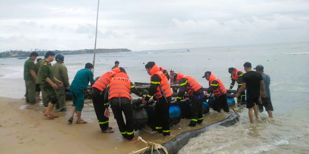 Trước khi bão đổ bộ, công tác kêu gọi ngư dân đưa tàu thuyền vào nơi trú ẩn an toàn được xem là nhiệm vụ ưu tiên hàng đầu.