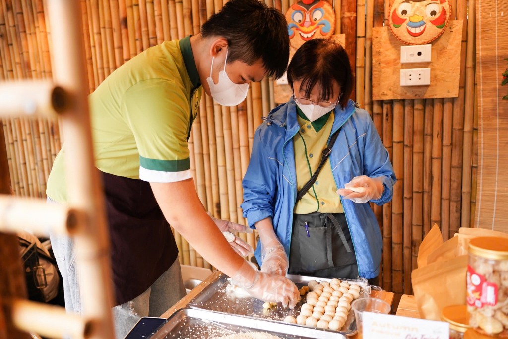 Người dân được xem công đoạn làm nên chiếc bánh rán vừng như nặn bột, vo tròn và chiên bánh vàng ươm Người dân được xem công đoạn làm nên chiếc bánh rán vừng như nặn bột, vo tròn và chiên bánh vàng ươm