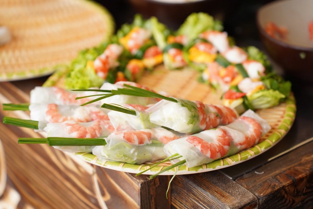 Món cuốn Hà Nội với rau xanh, tôm và bánh tráng, thu hút ánh nhìn của du khách ngay từ xa Món cuốn Hà Nội với rau xanh, tôm và bánh tráng, thu hút ánh nhìn của du khách ngay từ xa