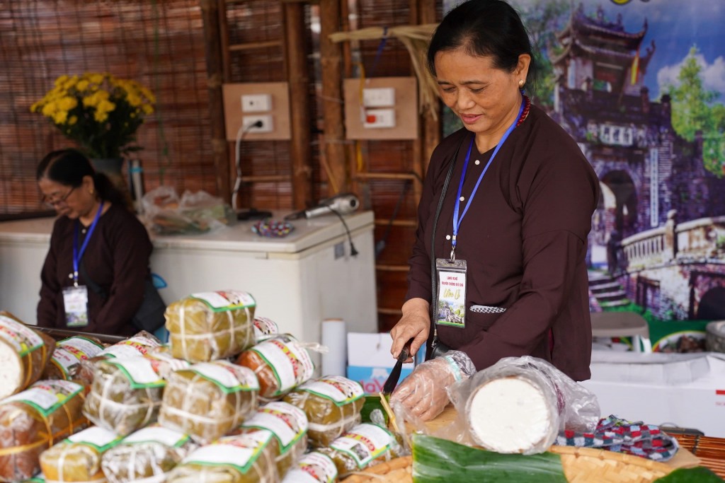 Quầy giò chả Ước Lễ cũng là điểm đến rất đông thực khách Quầy giò chả Ước Lễ cũng là điểm đến rất đông thực khách