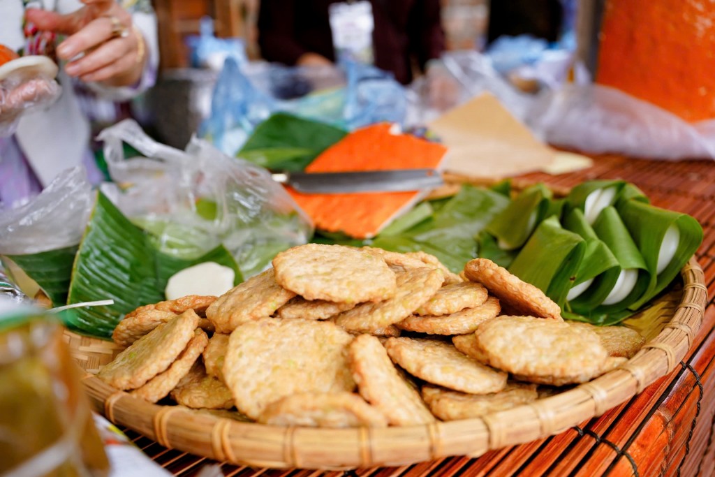 Món chả cốm, bánh dày được bày biện đẹp đẽ Món chả cốm, bánh dày được bày biện đẹp đẽ