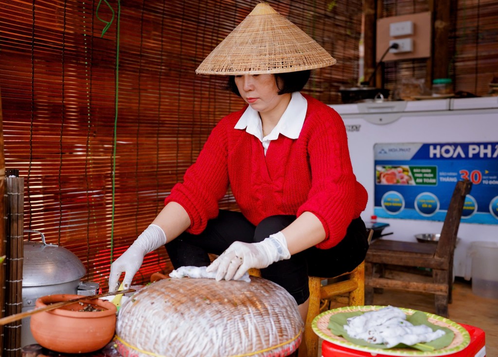 Món bánh cuốn được tráng tại chỗ Món bánh cuốn được tráng tại chỗ