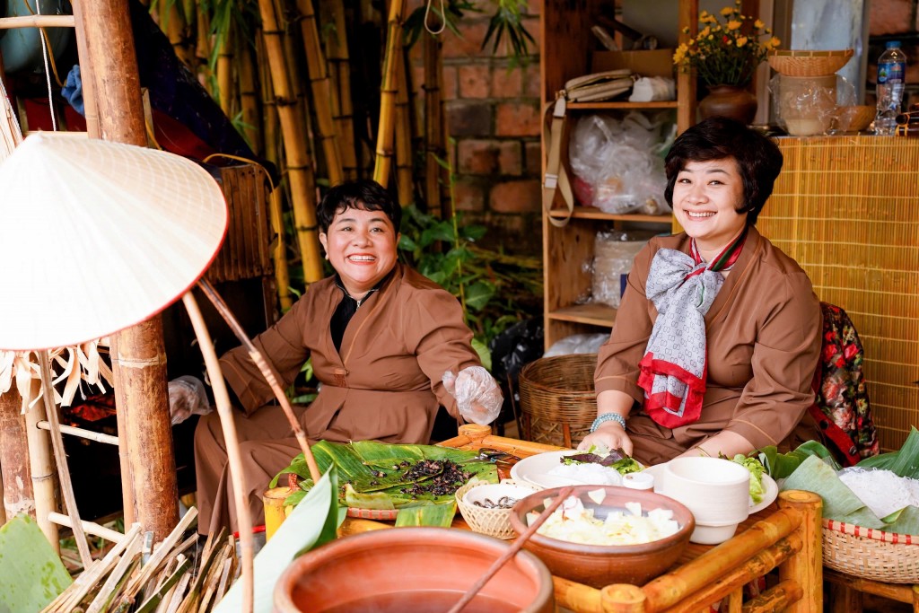 Người bán hàng chia sẻ: “Dù đông khách, chúng tôi vẫn đảm bảo sẽ mang đến cho khách hàng bát bún chả nóng hổi, ngon miệng và đẹp mắt” Người bán hàng chia sẻ: “Dù đông khách, chúng tôi vẫn đảm bảo sẽ mang đến cho khách hàng bát bún chả nóng hổi, ngon miệng và đẹp mắt”